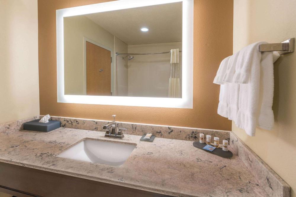 One-Bedroom King Suite - Non-Smoking interior